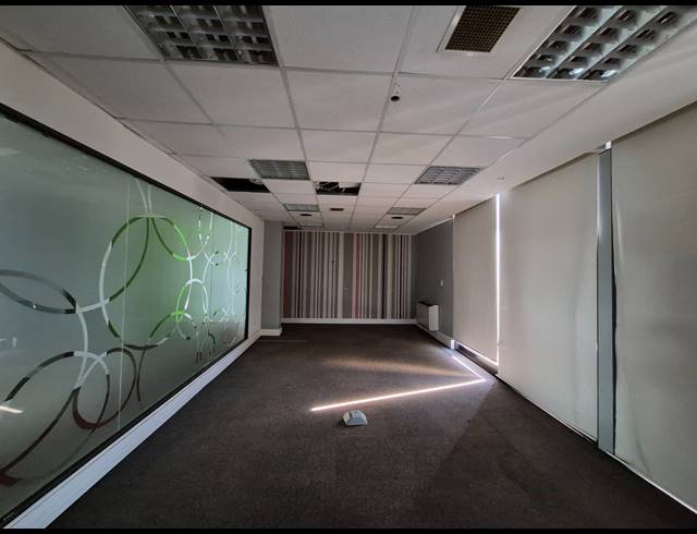 1,099M² OFFICE TO LET IN HYDE PARK